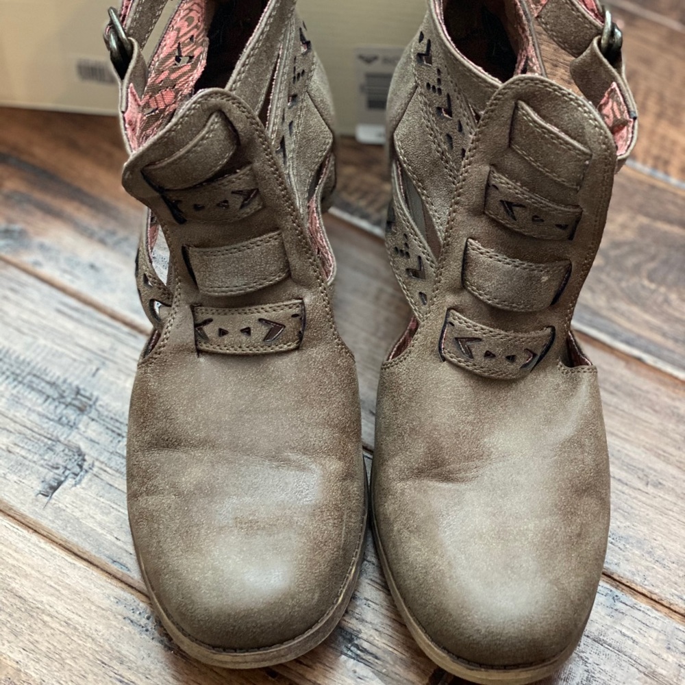 Adorable Roxy bootie